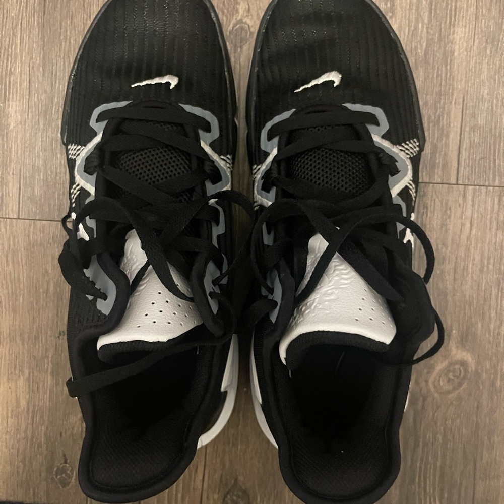 Nike Lebron Basketball Sneaker (Size 9)